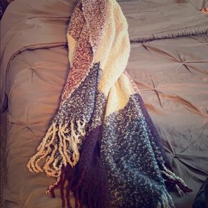 Women’s shall or scarf